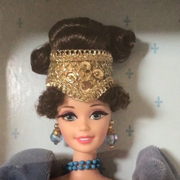 The great Eras Collection Barbie as a French lady - Picture 2 of 6